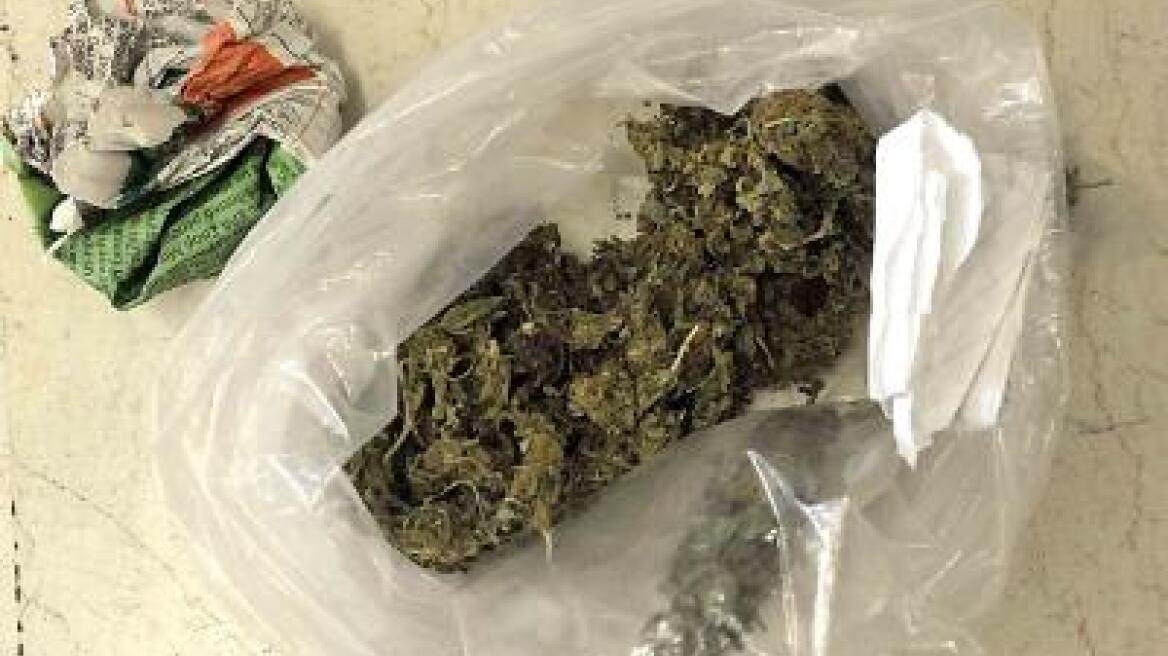 Νεαρός μετέφερε ενάμισι κιλό χασίς στα Τρίκαλα