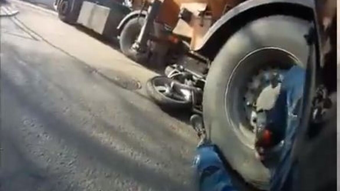 Βίντεο σοκ: Μοτοσικλετιστής πέφτει κάτω από φορτηγό και γλιτώνει από θαύμα