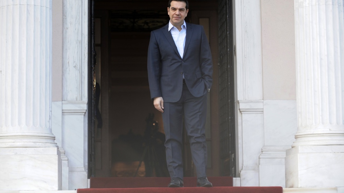 Διέξοδο στη... μάχη κατά της διαπλοκής αναζητά η κυβέρνηση μπροστά στα αδιέξοδά της