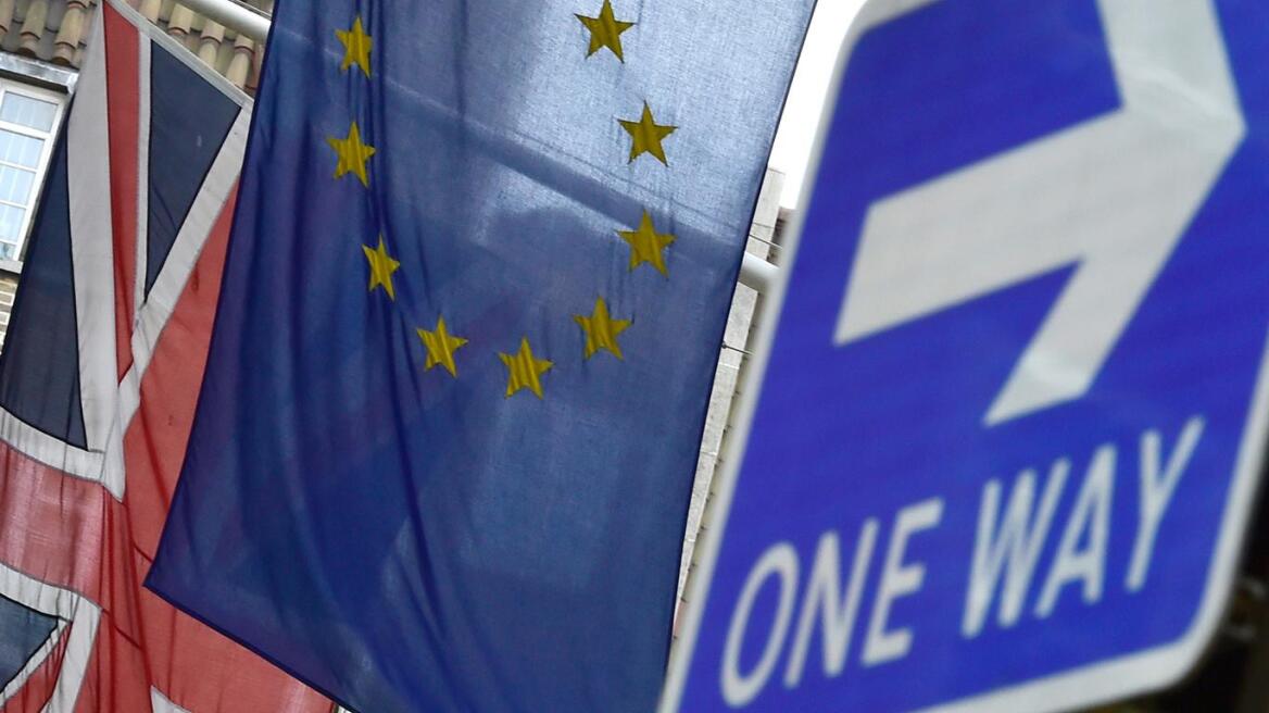 Βρετανία: Κλείνει η «ψαλίδα» για το Brexit 