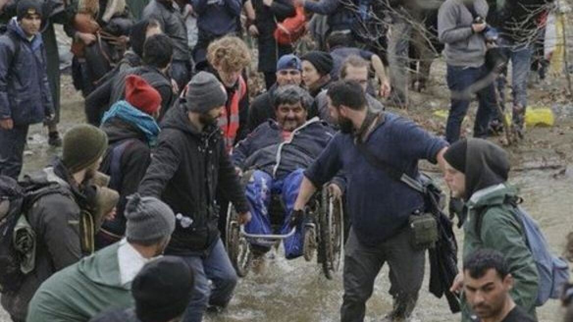 Συγκλονίζει ο ανάπηρος πρόσφυγας στην Ειδομένη: Ένιωσα ότι με σκότωναν 