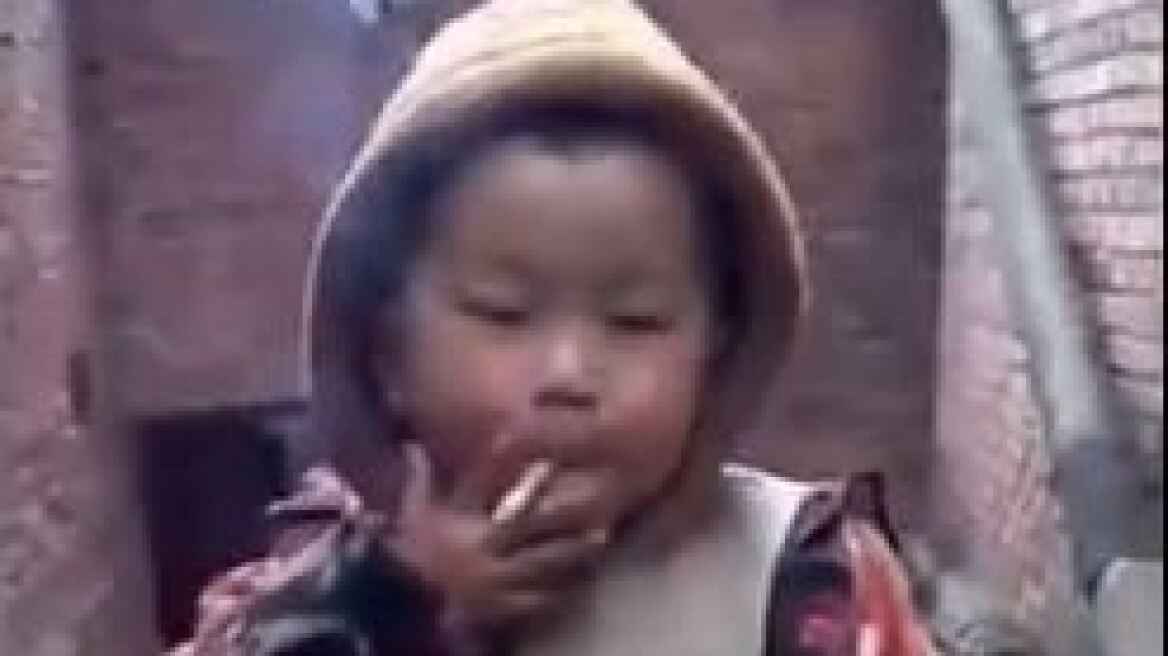 Απίστευτο βίντεο: Δείτε ένα παιδί τριών χρονών να καπνίζει σαν... φουγάρο