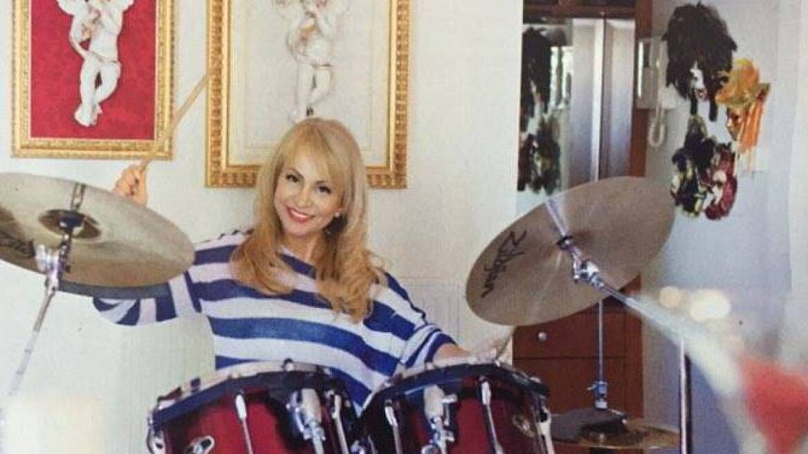 Τέτα Καμπουρέλη: Ποζάρει στην εντυπωσιακή μεζονέτα της στη Βάρη