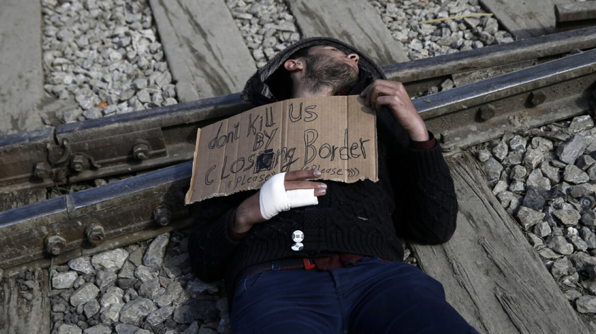 Ειδομένη: Διαμαρτυρία προσφύγων πάνω στη σιδηροδρομική γραμμή	