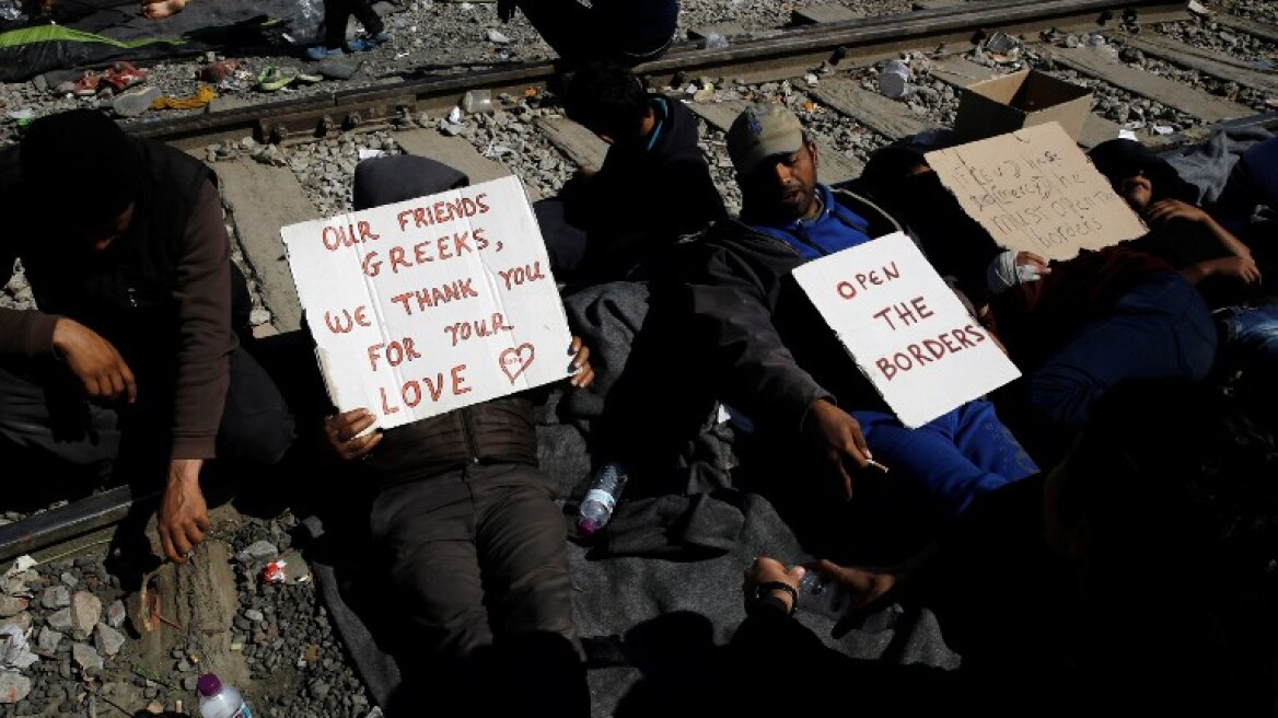 Ειδομένη: Παραμένουν στις σιδηροδρομικές γραμμές δεκάδες πρόσφυγες