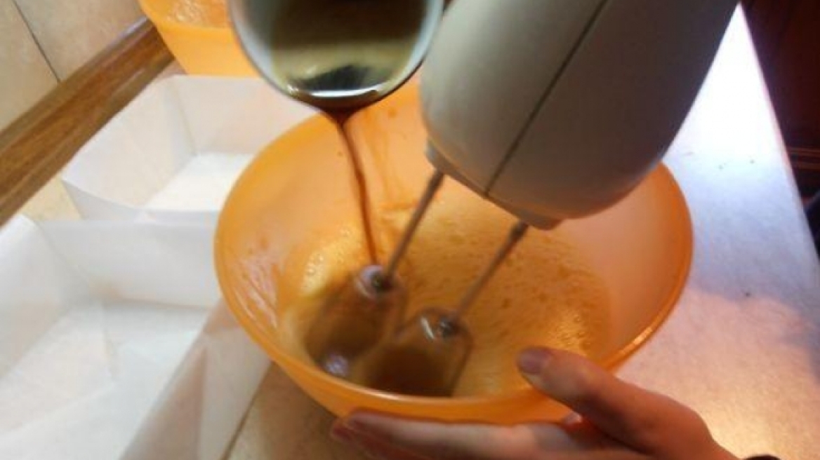 Πάτρα: Μπλέχτηκε το μίξερ στα μαλλιά της και κάλεσε το ΕΚΑΒ  