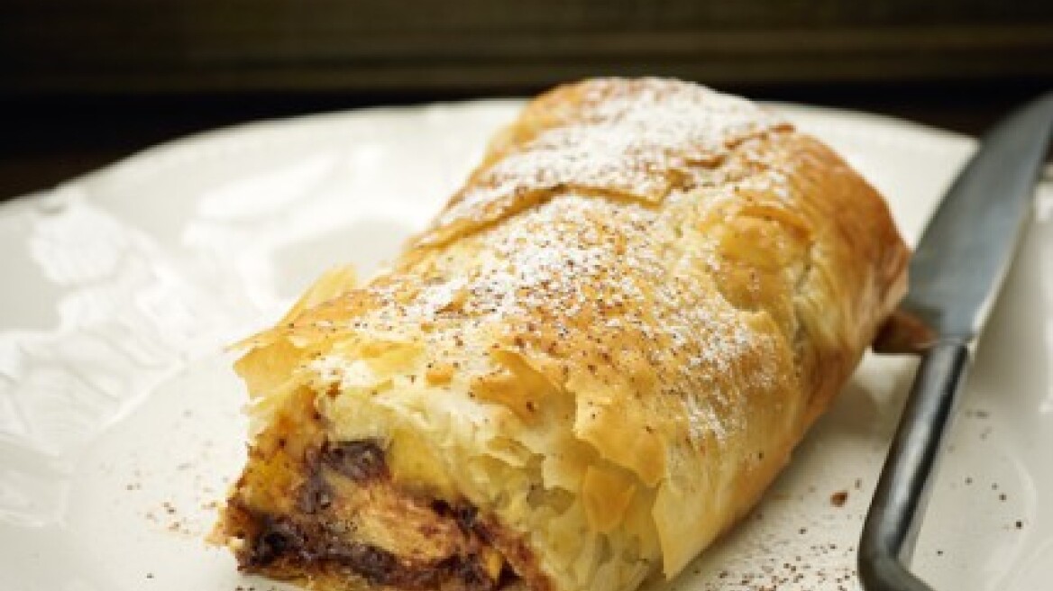 Στρούντελ με μήλα σταφίδες και χαλβά Όλυμπος