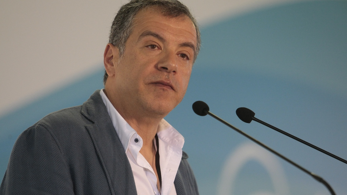 Θεοδωράκης: Η κυβέρνηση έχει υποχωρήσει και θα υπογράψει όλα όσα της ζητούν οι δανειστές