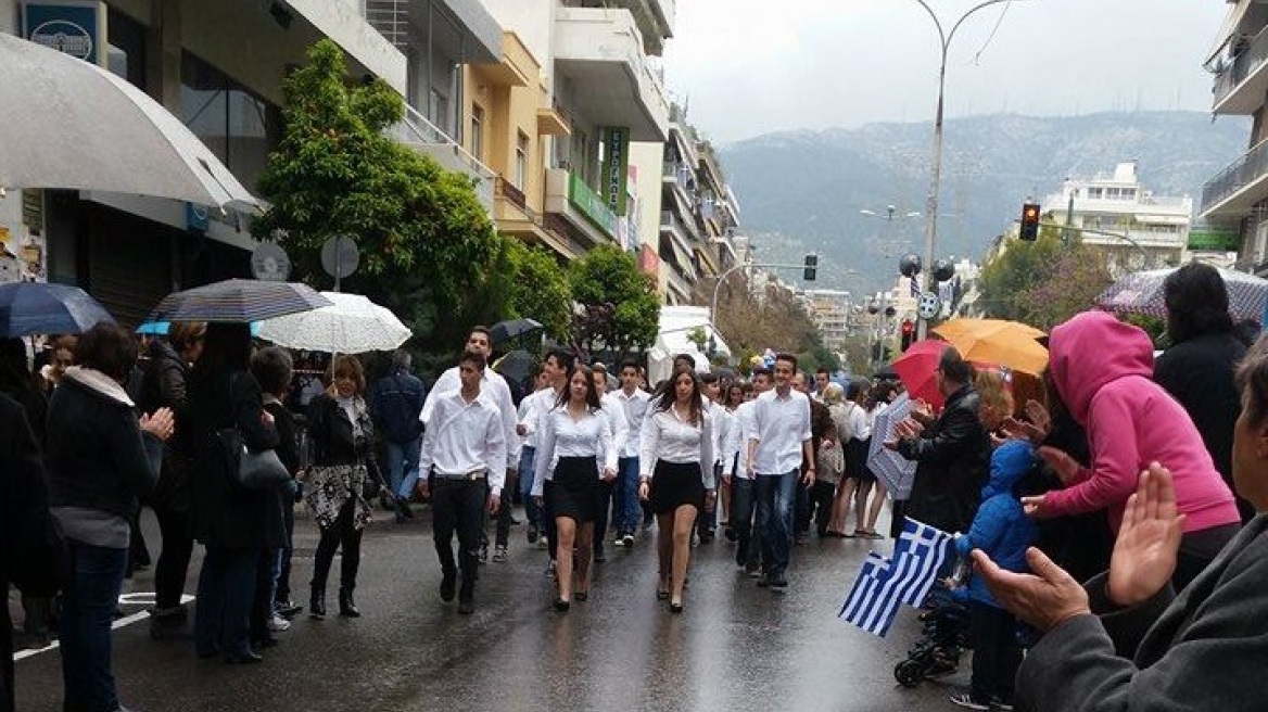 Οι μαθητές γύρισαν την πλάτη στον Δήμο Ζωγράφου και έκαναν παρέλαση 