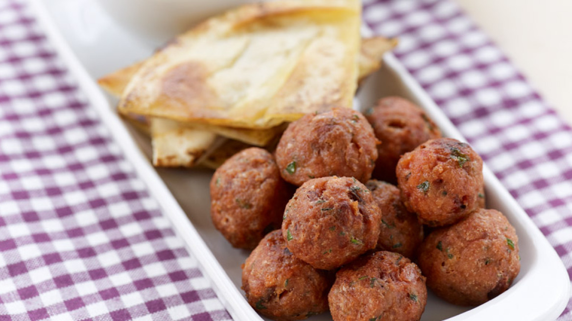 Κοτοκεφτεδάκια με γιαούρτι παντζαριού