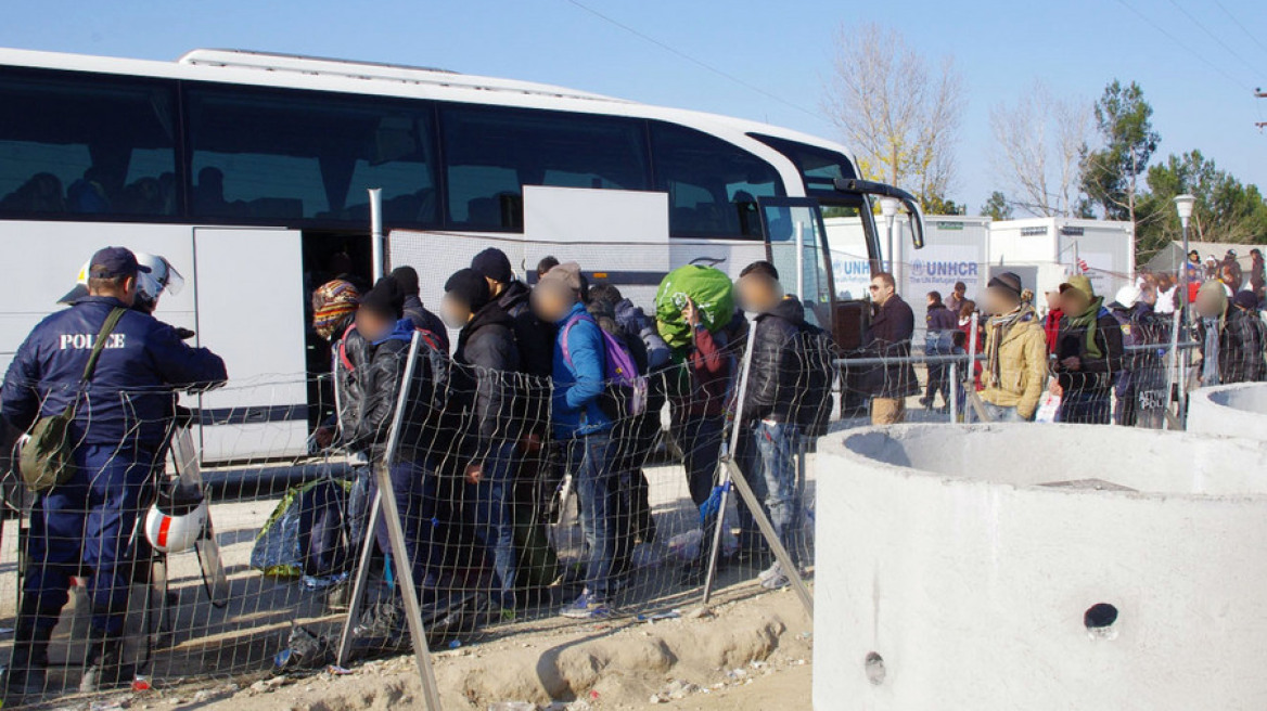 Μόνο τρία λεωφορεία με πρόσφυγες αναχώρησαν σήμερα από την Ειδομένη