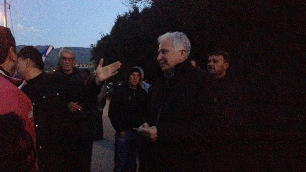 Locals jeer refugees arrived at Veria refugee center (pics+vid)