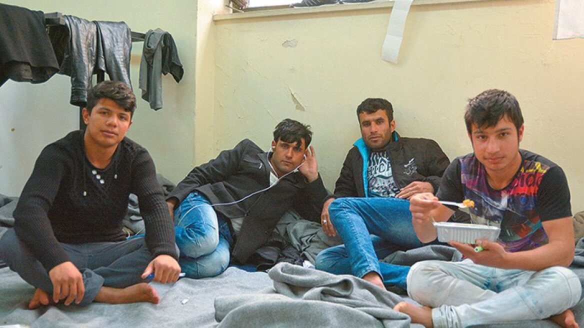 Anarchists kick out students and professors and turn University building into refugee camp (photos)