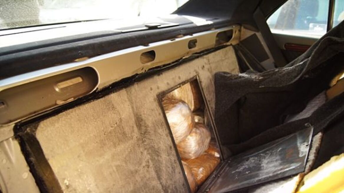 Άρτα: Αλβανοί μετέφεραν 22 κιλά χασίς σε ειδική κρύπτη