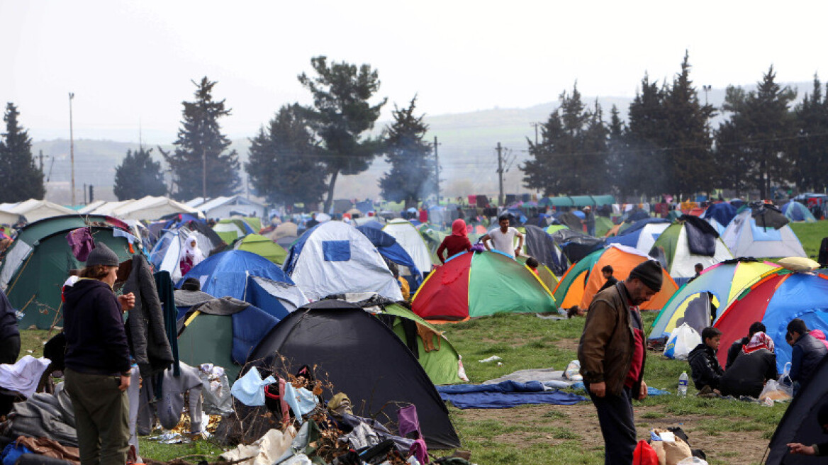 Βίντεο: Τρακτέρ περνάει ανάμεσα από τις σκηνές στην Ειδομένη
