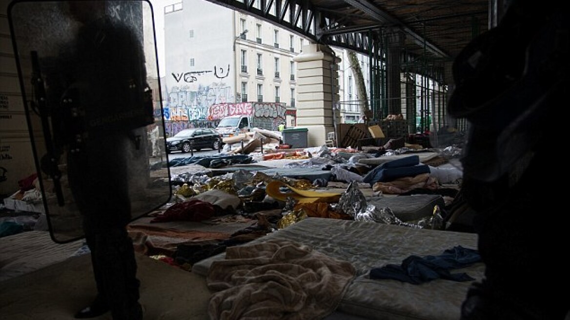 Παρίσι: Aστυνομικοί ξήλωσαν την «φαβέλα» των μεταναστών