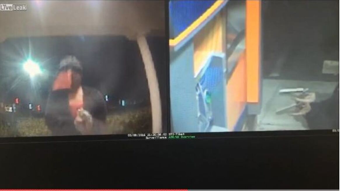 Aπίστευτη ληστεία: Γυναίκα πυροβολεί ΑΤΜ και ρουφά τα χρήματα με σκούπα!