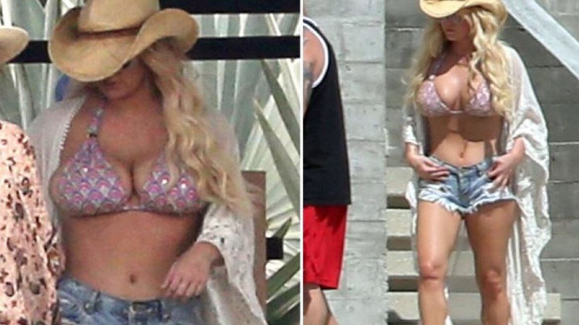 Sexy Jessica Simpson in tiny bikini top…(hot pic
