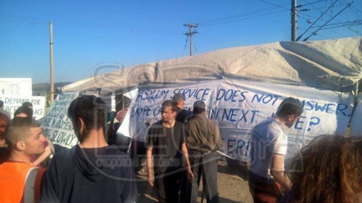 Idomeni locals protests against refugee camp