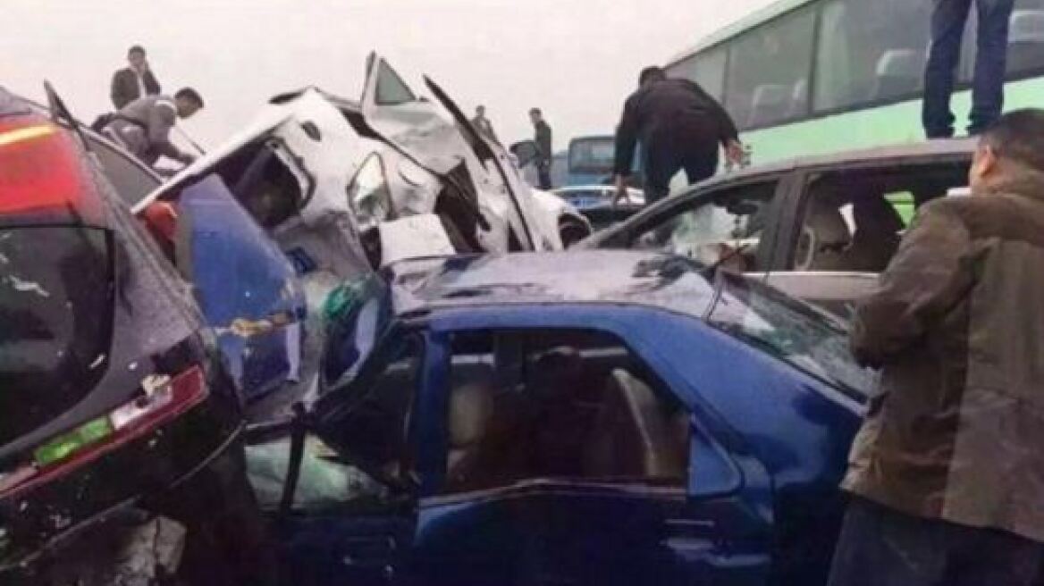 Φωτογραφίες: Φονική καραμπόλα στην Κίνα 