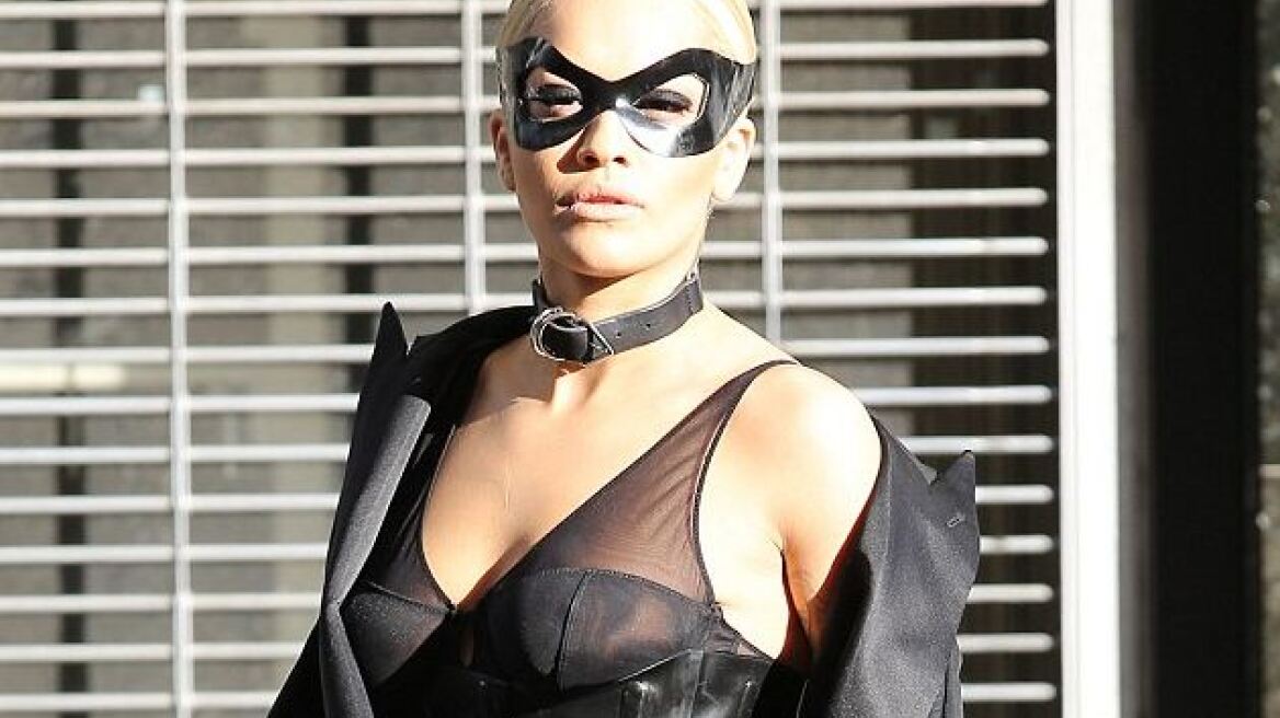 Δερμάτινα, μάσκα και κολάρο - Η Rita Ora τα «σπάει» στην τελευταία φωτογραφίση