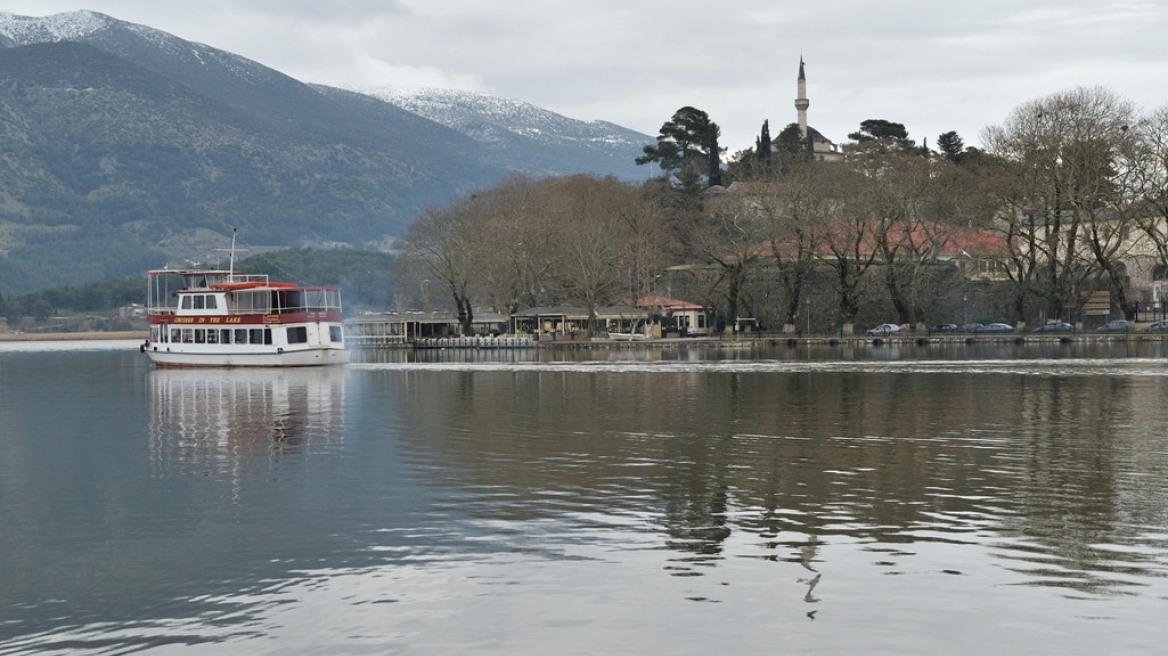 Iωάννινα: Έβγαλε αφρούς η λίμνη Παμβώτιδα