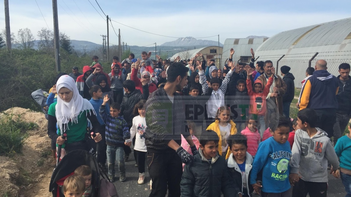 Πορεία προσφύγων στα Ιωάννινα: «Ανοίξτε τα σύνορα» 