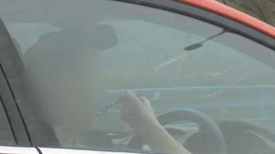 Γυναίκα οδηγός τρώει μακαρόνια ενώ οδηγεί (ΒΙΝΤΕΟ)