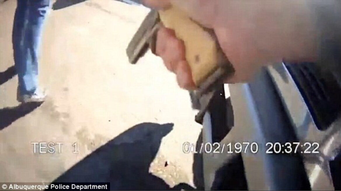 Απίστευτο βίντεο: Αστυνομικός πυροβολεί συνάδελφό του εννέα φορές