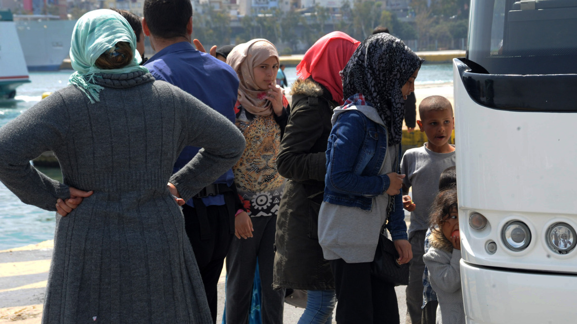 Παραμένουν εγκλωβισμένοι 4.800 οι μετανάστες  στον Πειραιά 