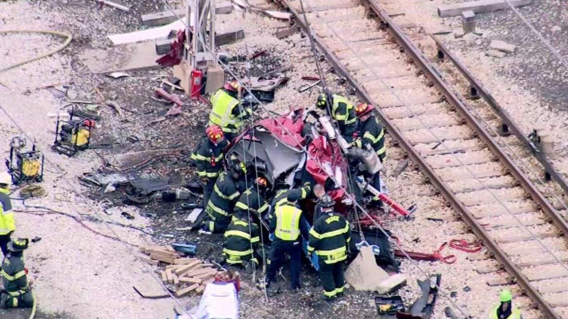 Εικόνες σοκ στις ΗΠΑ: Σφοδρή σύγκρουση τρένου με αυτοκίνητο