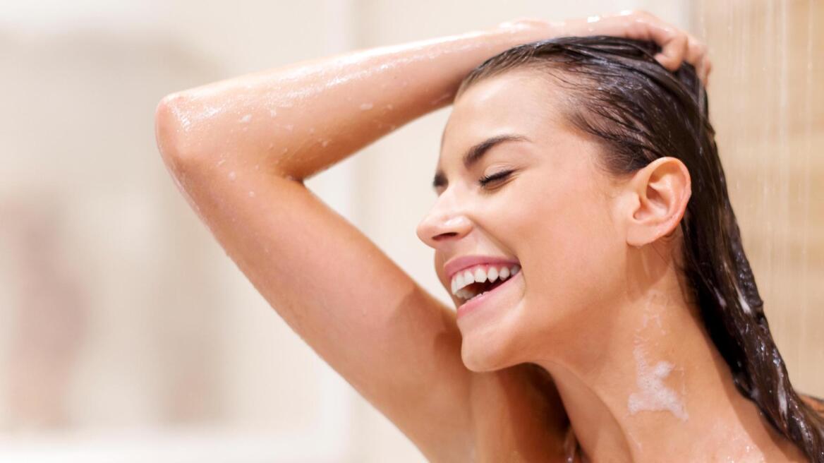 Κι όμως, τόσα χρόνια λούζετε τα μαλλιά σας λάθος...