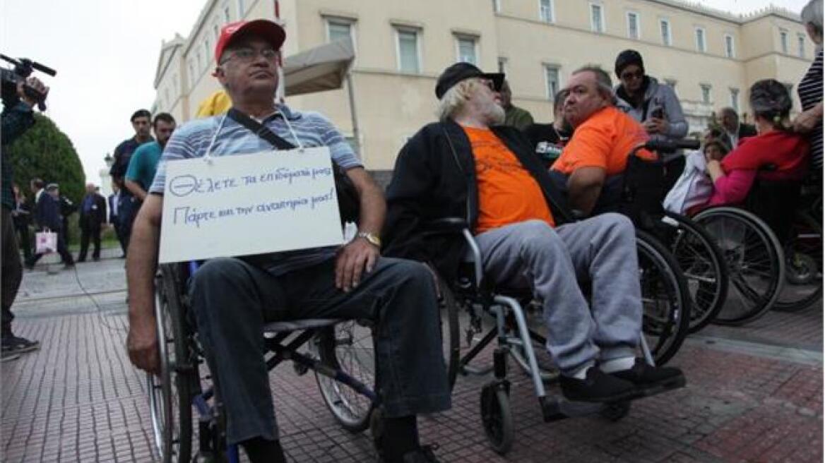 Τώρα βάζουν στόχο και τα αναπηρικά επιδόματα