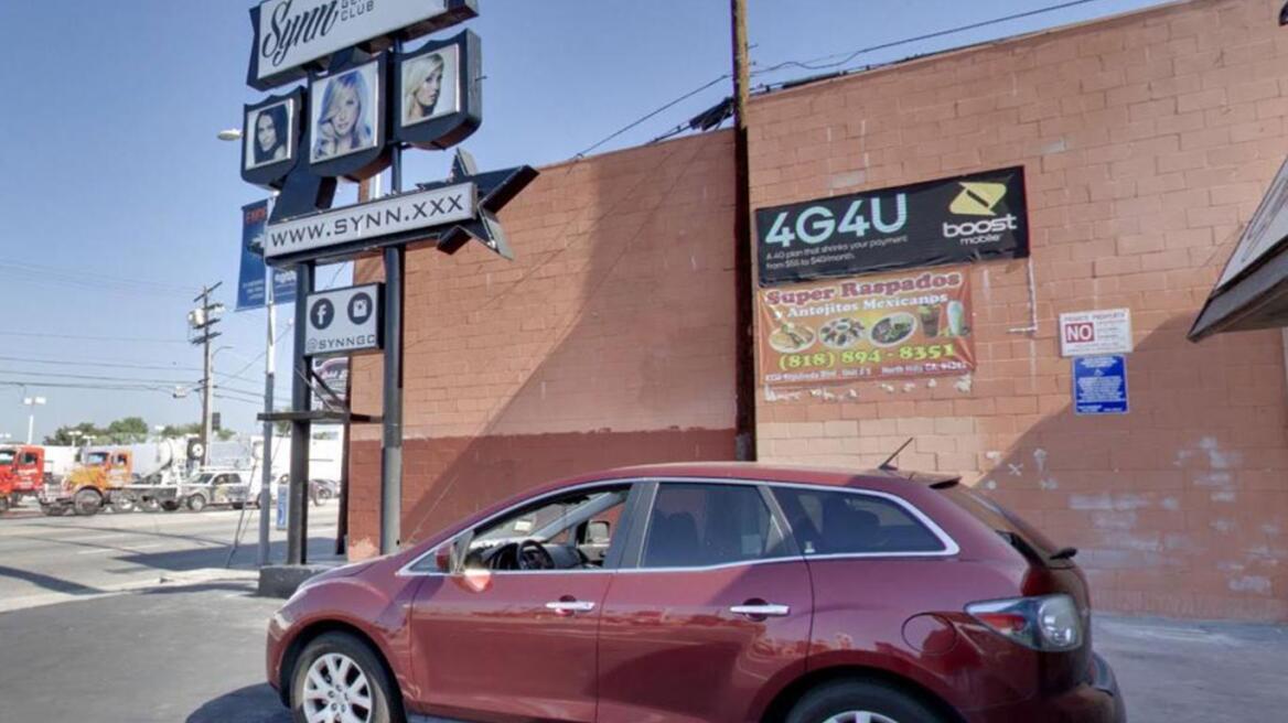 Εγκατέλειψε μωρό στο αυτοκίνητο και πήγε σε... στριπτιτζάδικο!