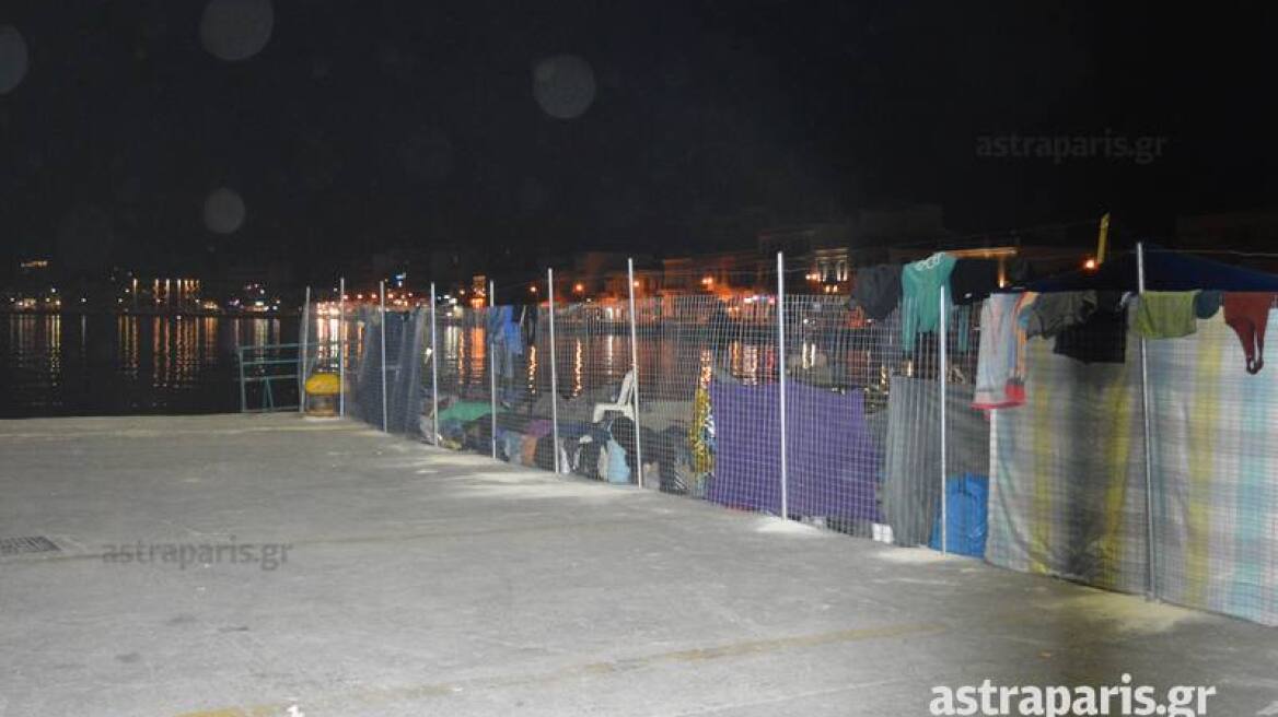 Χίος: Χωρισμένη στα δύο η αποβάθρα για πρόσφυγες-πλοία και στη μέση συρματόπλεγμα