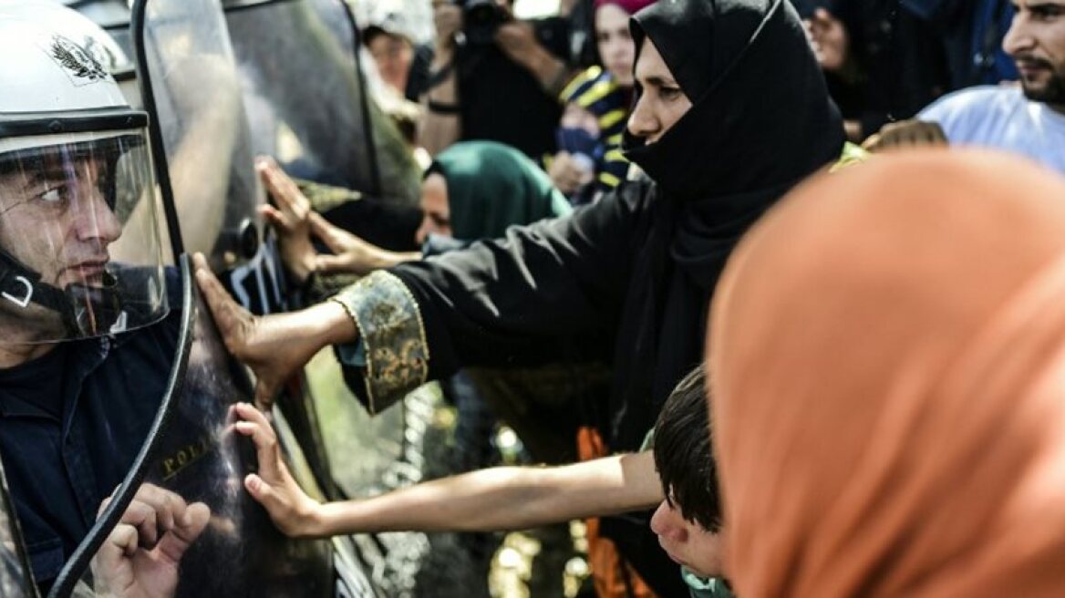 Scuffles between refugee children and women and Greek police at Idomeni