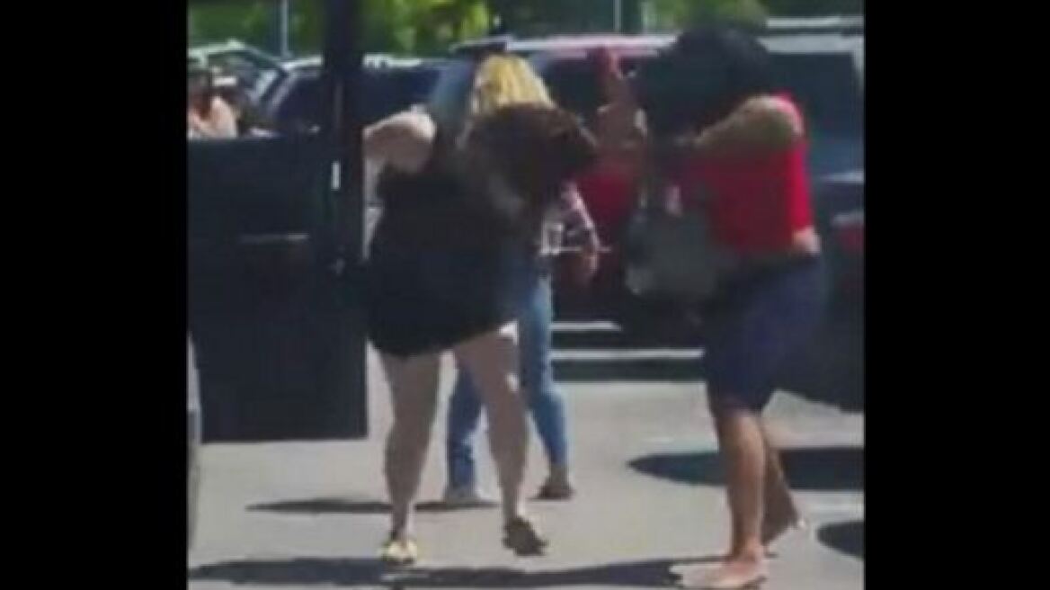 Βίντεο: Απίστευτο ξεμάλλιασμα για μια θέση πάρκινγκ!