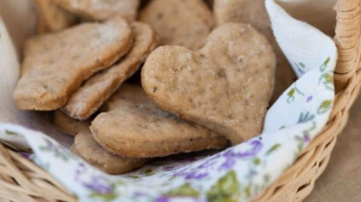 Μπισκότα με καρύδι και μπαχαρικά σε σχήμα καρδιάς