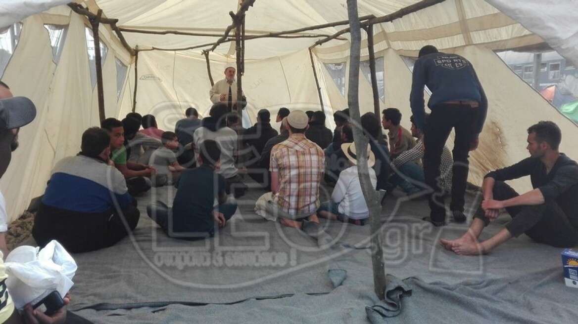 Φωτογραφίες: Αυτοσχέδιο τζαμί στον καταυλισμό της Ειδομένης