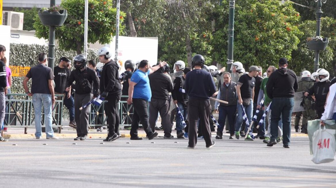 Golden Dawn supporters clash with ant-fascist groups in parallel rallies in Piraeus (video)