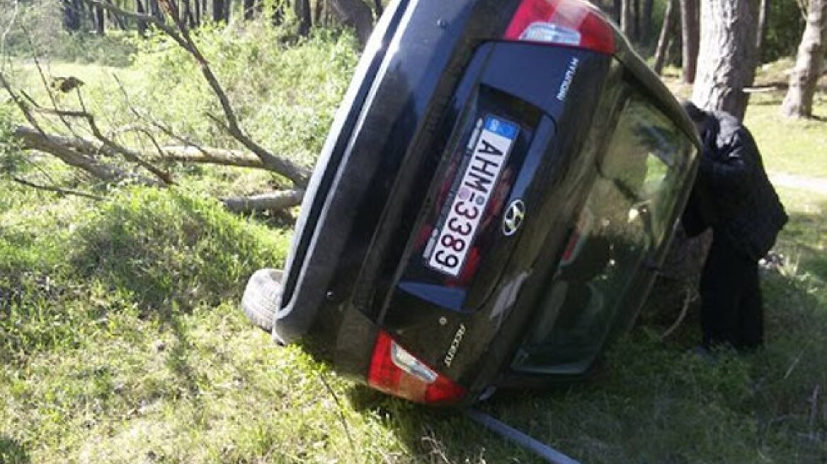 Αυτοκίνητο «καρφώθηκε» σε δέντρο στην ορεινή Ξάνθη