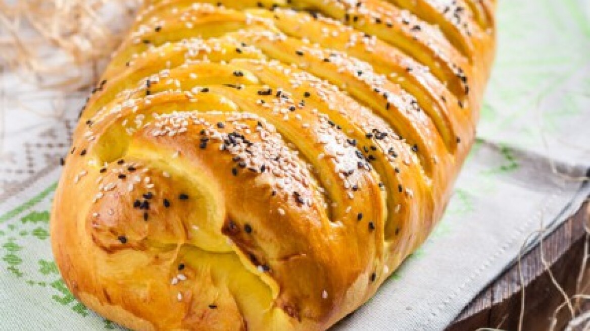 Αλμυρό τσουρέκι με τυρί, κουρκουμά και σουσάμι