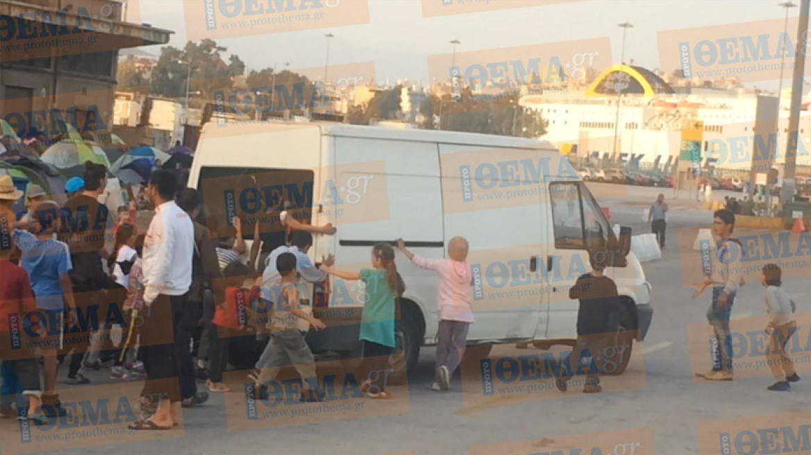 Πειραιάς: «Χαμός» από προσφυγόπουλα για σακίδια και παιδικά καρότσια