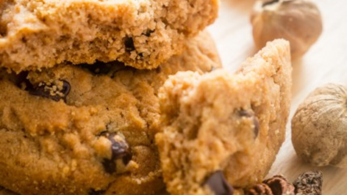 Κούκις με καστανή ζάχαρη, μπαχαρικά και τσιπς σοκολάτας