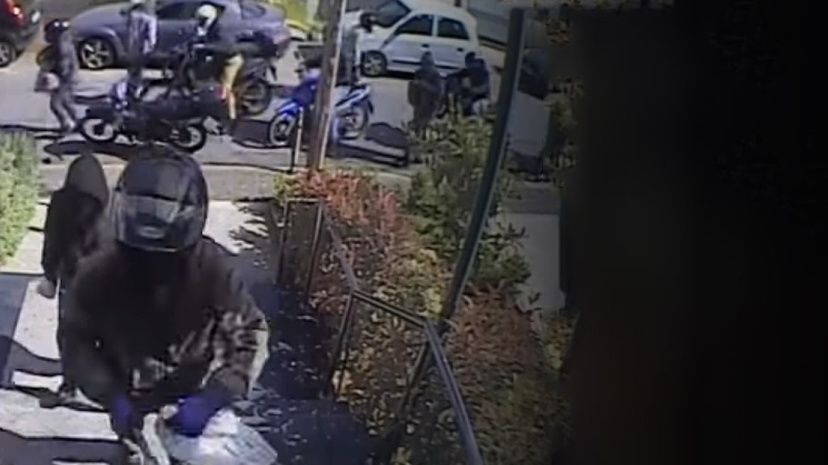 Μαύρη μέρα για τη Δημοκρατία: Σπάνε, απειλούν και τους άφησαν ελεύθερους