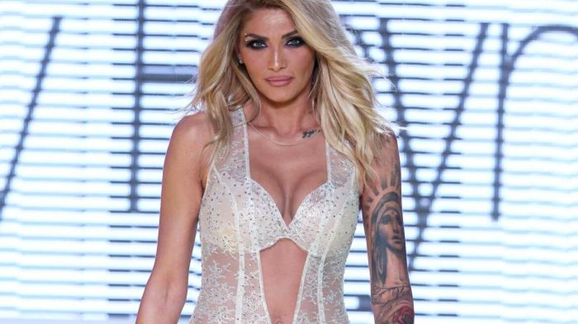 Αγγελική Ηλιάδη: Έβαλε «φωτιά» στην πασαρέλα 