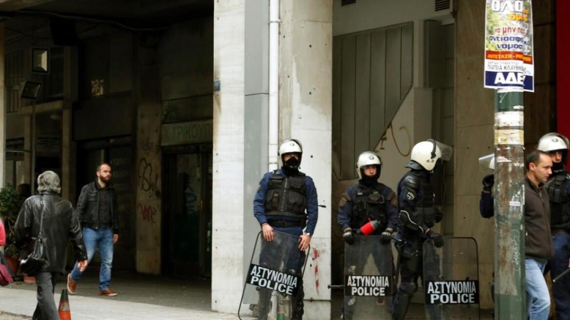 Επίθεση σε ΜΑΤ με βόμβες μολότοφ κοντά στα γραφεία του ΠΑΣΟΚ 