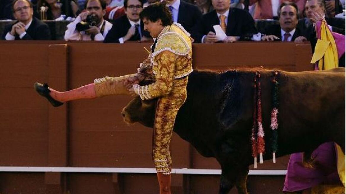 Βίντεο σοκ: Δείτε πως γλιτώνει από θαύμα ο ταυρομάχος