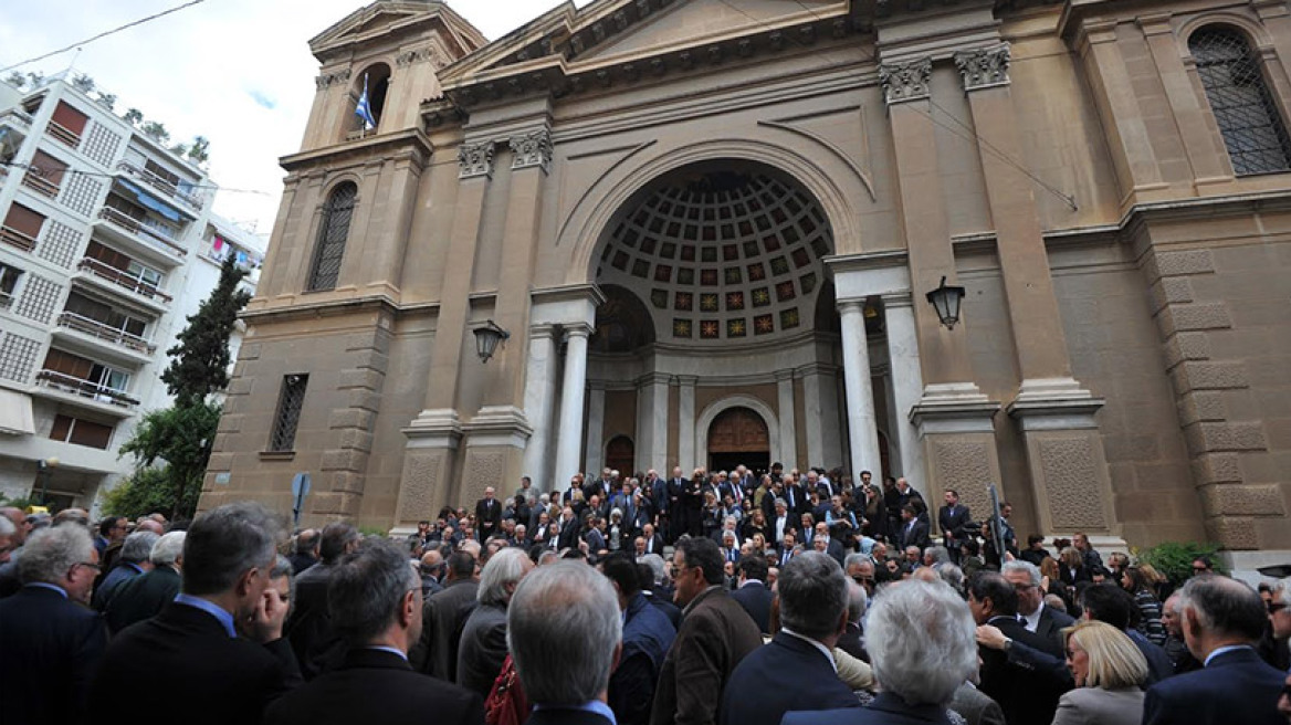 Ο Καραμανλής αποχαιρέτησε τον Γιάννη Αγγέλου με πολιτικές αιχμές 