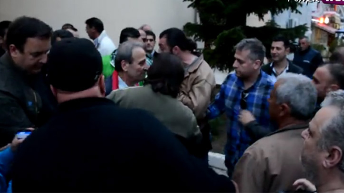 Βίντεο: Άγριες αποδοκιμασίες σε βουλευτή του ΣΥΡΙΖΑ για το προσφυγικό στο Κιλκίς